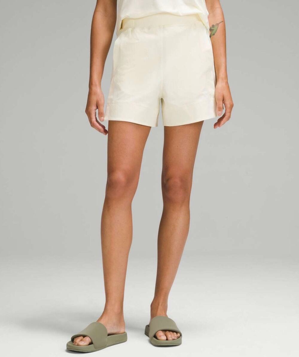 Lululemon Stretch Woven Relaxed Fit High Rise Shorts 4” Sundance Medium Yellow